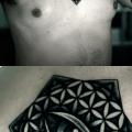 Brust Auge Dotwork tattoo von Kamil Czapiga