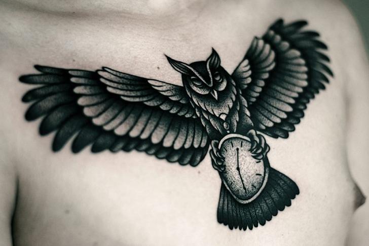 Tatuaggio Orologio Petto Gufo Dotwork di Kamil Czapiga