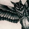 tatuaggio Orologio Petto Gufo Dotwork di Kamil Czapiga