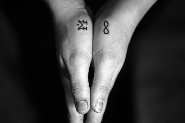 Tatuagem Mão Dotwork Infinito por Kamil Czapiga