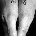 Hand Dotwork Infinity tattoo von Kamil Czapiga