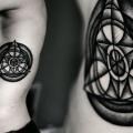 tatuaggio Fianco Dotwork Geometrici di Kamil Czapiga