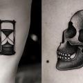 tatuaje Lado Cráneo Clepsidra Dotwork por Kamil Czapiga