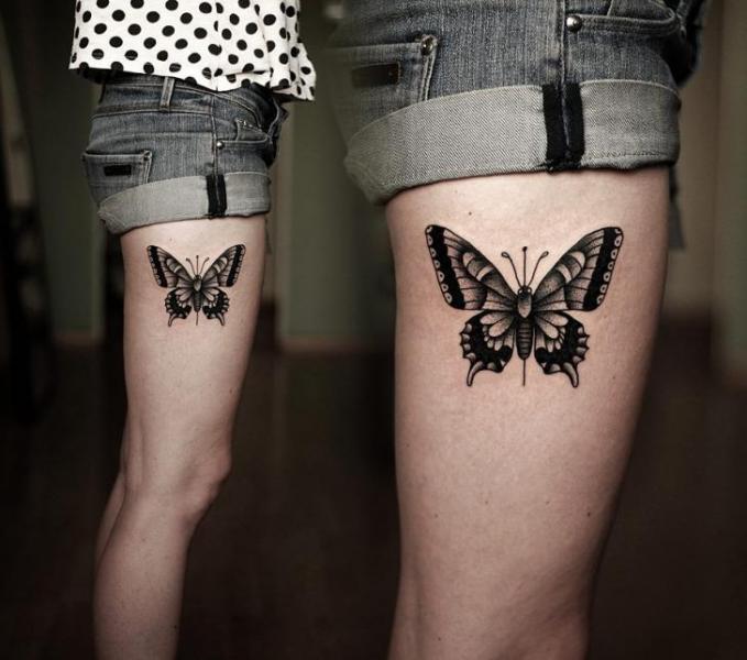 Tatuaje Mariposa Dotwork Muslo por Kamil Czapiga