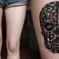 tatuaje Cráneo Dotwork Muslo por Kamil Czapiga