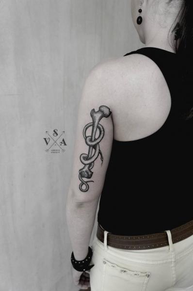 Arm Schlangen Dotwork Knochen Tattoo von Master Tattoo