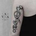 tatuaggio Braccio Serpente Dotwork Ossa di Master Tattoo