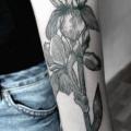 Arm Blumen Dotwork tattoo von Master Tattoo