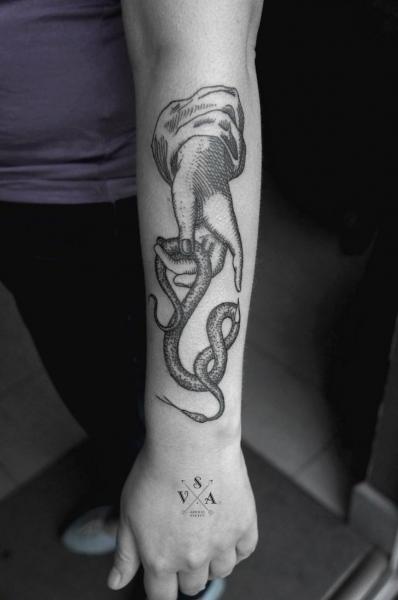 Tatuaje Brazo Serpiente Mano Dotwork por Master Tattoo