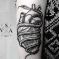 tatuaggio Braccio Serpente Cuore Dotwork di Master Tattoo