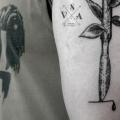 tatuaje Brazo Dotwork Hoja por Master Tattoo