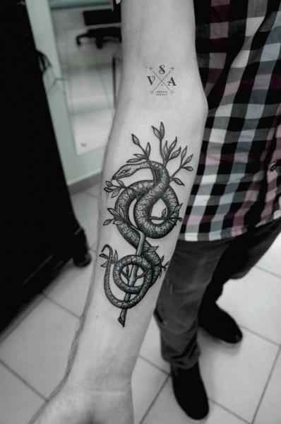 Tatuaje Brazo Serpiente Dotwork por Master Tattoo
