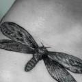 tatouage Cou Dotwork Libellule par Master Tattoo