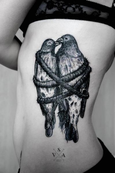 Tatuaje Lado Dotwork Pájaro por Master Tattoo