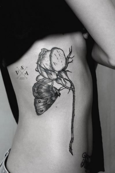 Tatuaje Flor Lado Mariposa Dotwork por Master Tattoo