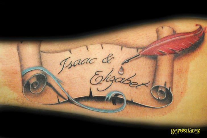 Tatuaje Brazo Pluma Letras Fuentes por Seven Arts