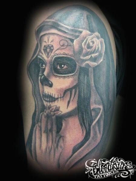 Mexikanischer Totenkopf Gebetshände Tattoo von Blood Line Tattoos