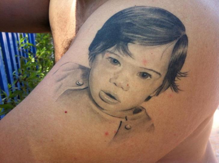 Tatuaggio Braccio Realistici Bambino di Cesar Lopez Tattoo
