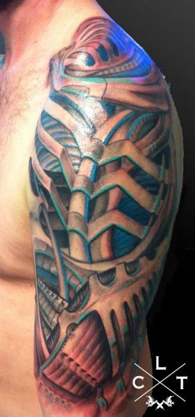 Tatuagem Ombro Bimecânicas por Cesar Lopez Tattoo