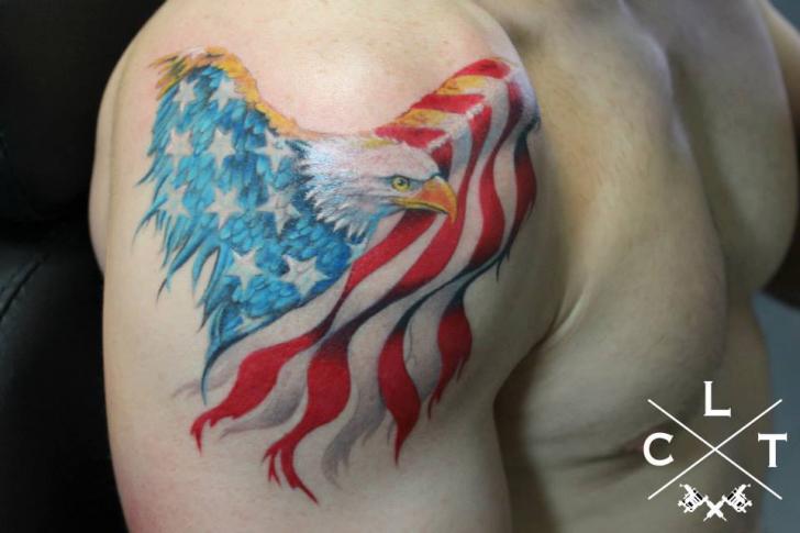 Tatuaggio Spalla Aquila Usa Bandiera di Cesar Lopez Tattoo
