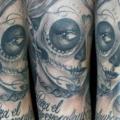 Arm Leuchtturm Mexikanischer Totenkopf tattoo von Cosa Fina Tattoo