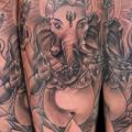 tatuaje Pierna Religioso Ganesh por Cosa Fina Tattoo