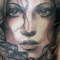 Shoulder Realistic Women tattoo by Cosa Fina Tattoo