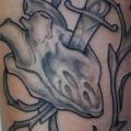 tatuaggio Braccio Cuore Pugnale di Four Roses Tattoo