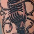tatuaje Brazo Realista Micrófono por Four Roses Tattoo