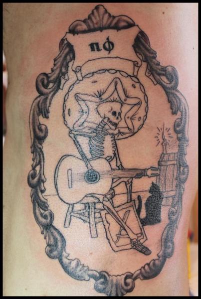Tatuagem Guitarra Esqueleto Medalhão por Four Roses Tattoo