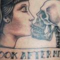 Schulter Frauen Skeleton tattoo von Four Roses Tattoo