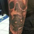tatuaje Brazo Cráneo por Miguel Ramos Tattoos