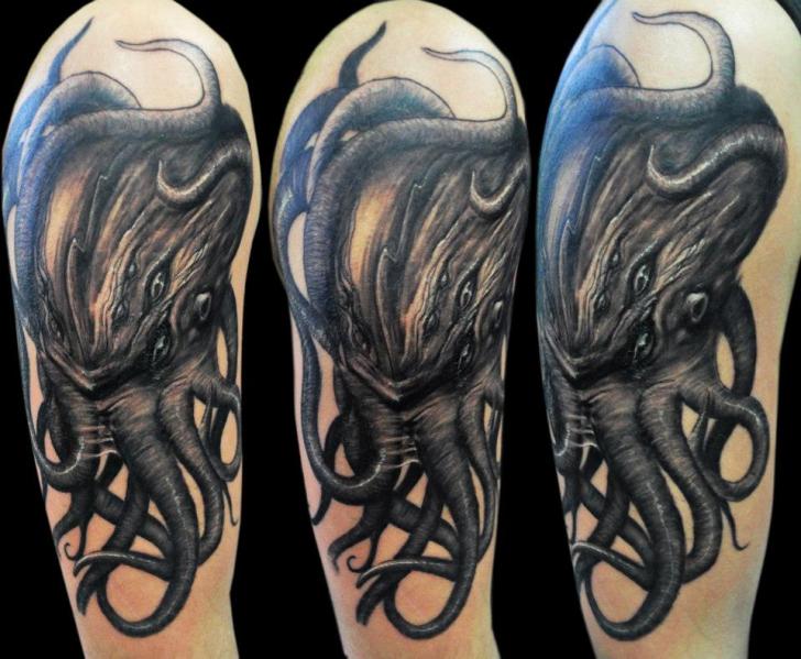 Tatuaggio Spalla Fantasy Polpo di Miguel Ramos Tattoos