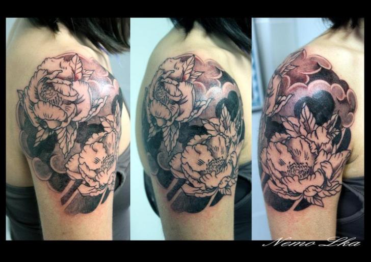 Tatuaje Hombro Flor Japoneses por Nautilus Tattoo Gallery