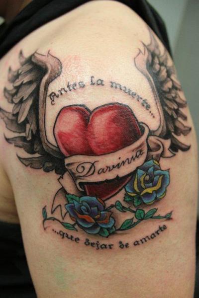 Tatuaje Hombro Corazon Alas por Nautilus Tattoo Gallery