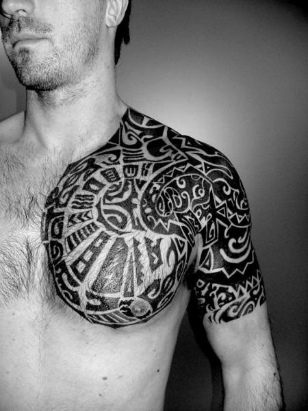 Tatuaje Hombro Tribal Maori por Planeta Tattoo