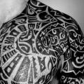 tatuaje Hombro Tribal Maori por Planeta Tattoo