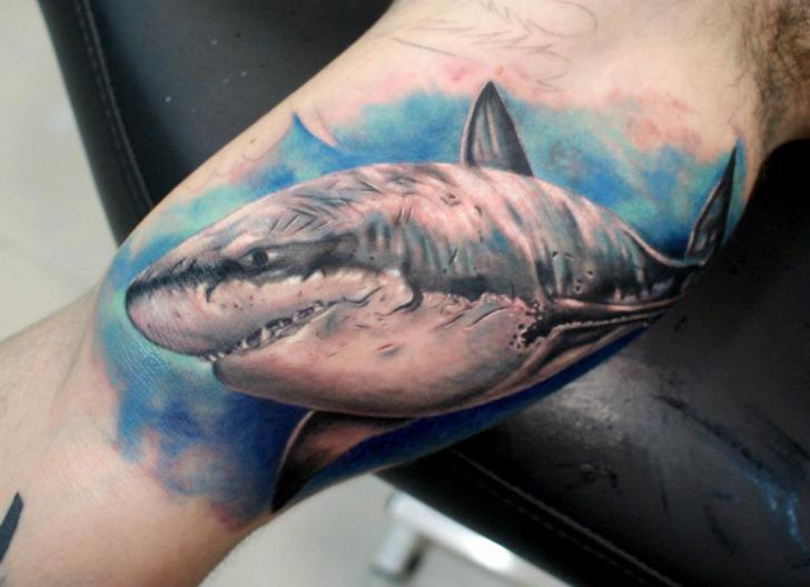 Tatouage Bras Réaliste Requin par Astin Tattoo