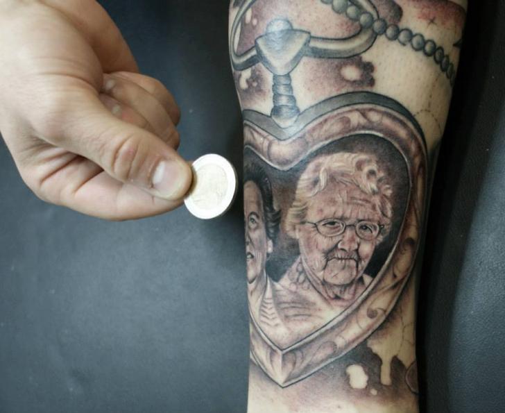 Tatuaggio Braccio Realistici Cuore Medaglione di Astin Tattoo