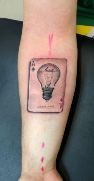 Tatouage Bras Lampe As par Astin Tattoo