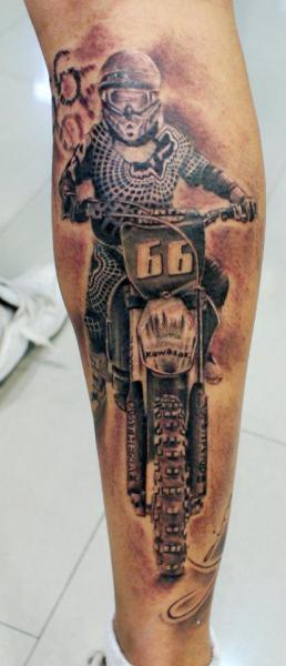 Tatuaggio Polpaccio Motocicletta di Astin Tattoo