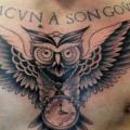 Brust Old School Eulen tattoo von Astin Tattoo
