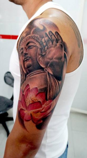 Tatouage Épaule Bouddha Religieux par Astin Tattoo