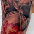 tatuaje Hombro Buda Religioso por Astin Tattoo