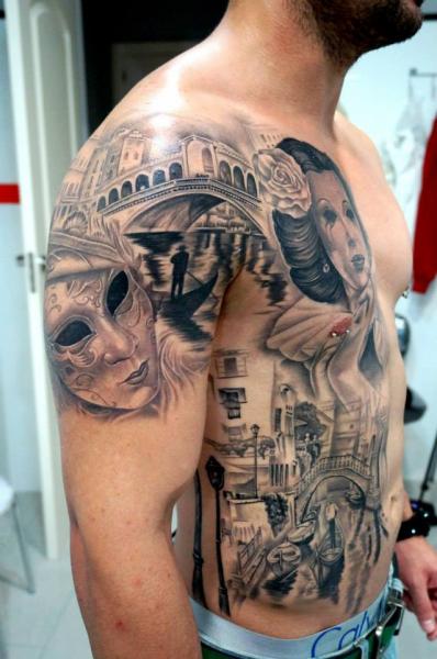 Tatuaje Hombro Realista Lado Máscara Venecia por Astin Tattoo