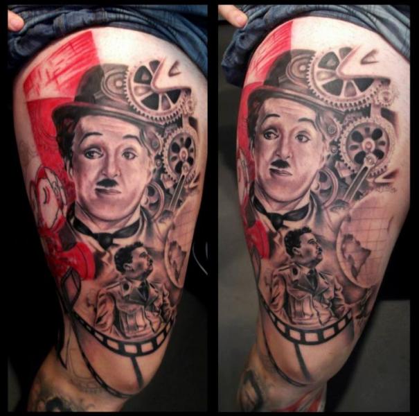Tatuaje Cine Muslo Charlie Chaplin por Astin Tattoo