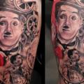 tatuaje Cine Muslo Charlie Chaplin por Astin Tattoo