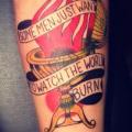 Arm Old School Flammen tattoo von La Dolores Tattoo