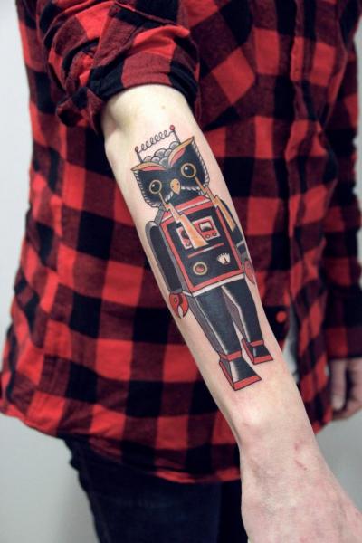 Arm Old School Eulen Roboter Tattoo von La Dolores Tattoo