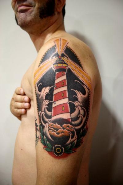 Tatuagem Ombro Farol Old School por La Dolores Tattoo